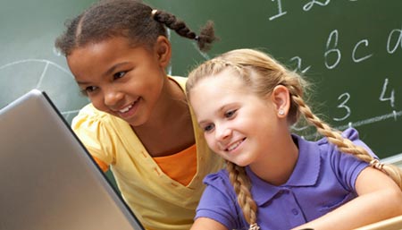 Crianças acessando notbook na escola