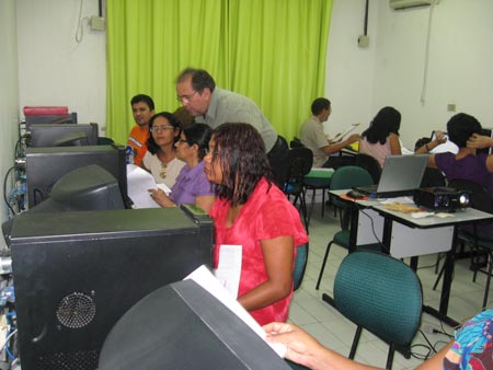 Pessoas usando computador 