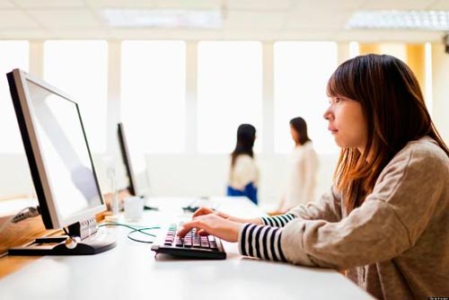 Mulher utilizando um computador