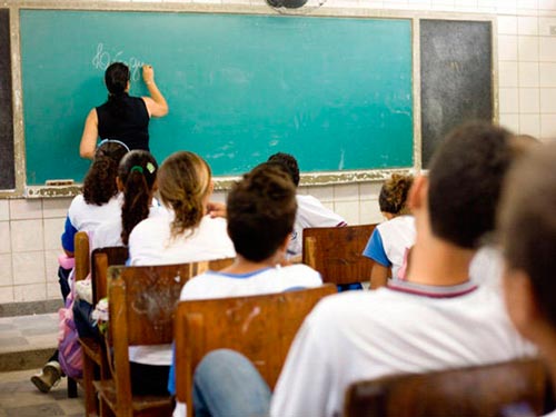 Sala de aula com professor e alunos
