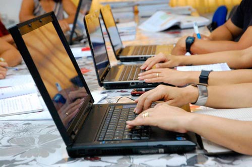 Pessoas utilizando notebooks na mesa