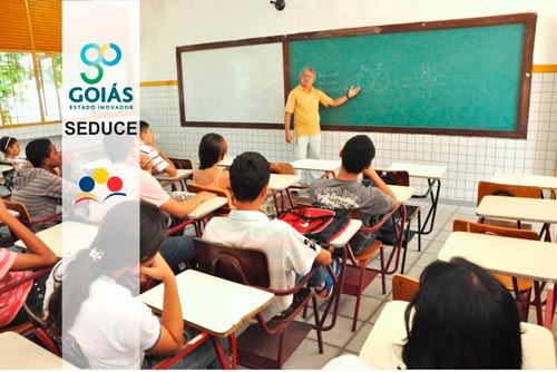 Sala de aula com alunos e professor