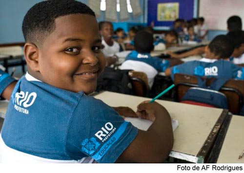 Garoto em sala de aula no rio de janeiro