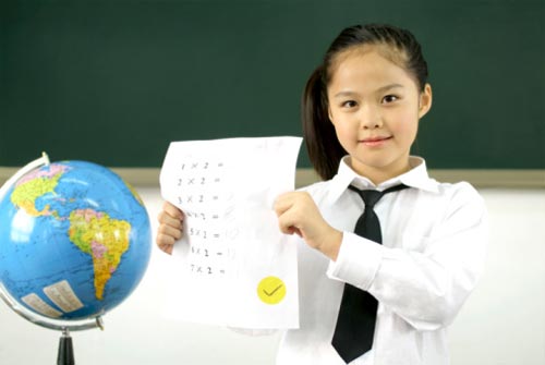 Criança na sala de aula mostrando tarefa